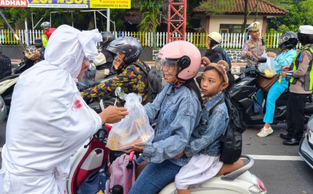 Polres Blitar Kota Edukasi Pengguna Jalan di Operasi Keselamatan Semeru Dengan Berbagi Sayur