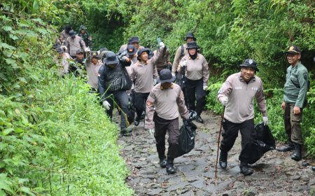 Gerakan Indonesia ASRI : Polres Magetan Gelar Korve di Jalur Pendakian Gunung Lawu