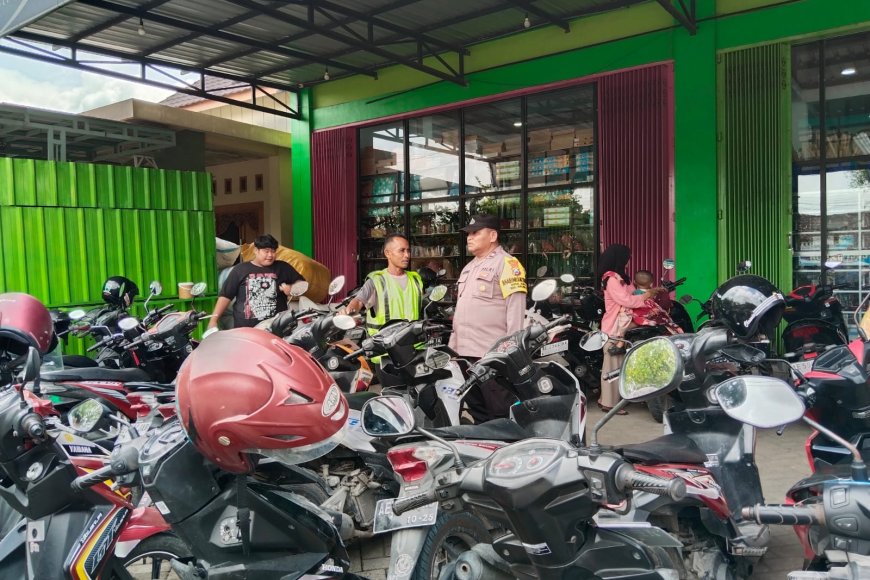Tingkatkan Kewaspadaan Curanmor, Bhabinkamtibmas Desa Simo Sambangi Juru Parkir