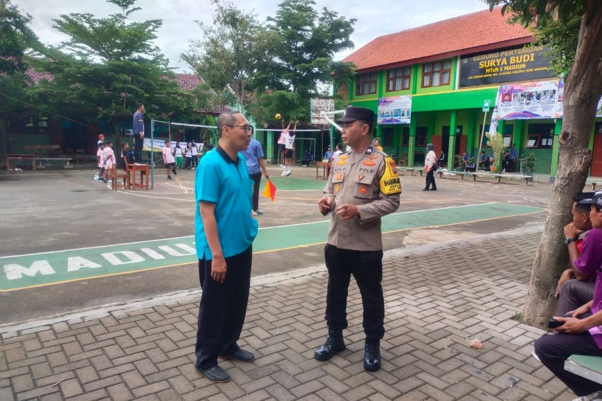 Sinergi Pendidikan: Polisi dan Guru MTsN 1 Madiun Kompak Jaga Ketertiban Siswa