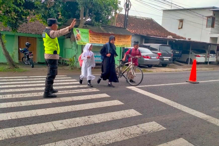 Cegah Laka Lantas, Polres Madiun Hadir Melayani Pelajar dan Masyarakat Sejak Pagi.