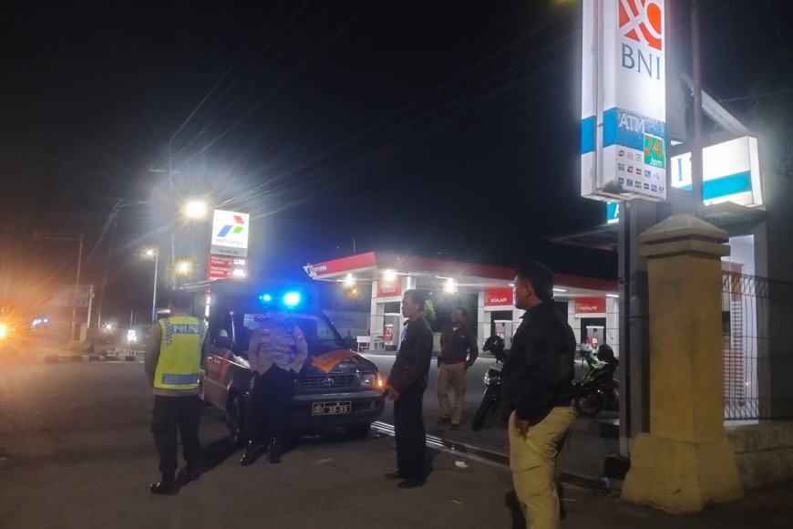 Birukan Langit Madiun: Aksi Polsek Nglames Jaga Keamanan Objek Vital di Malam Minggu.