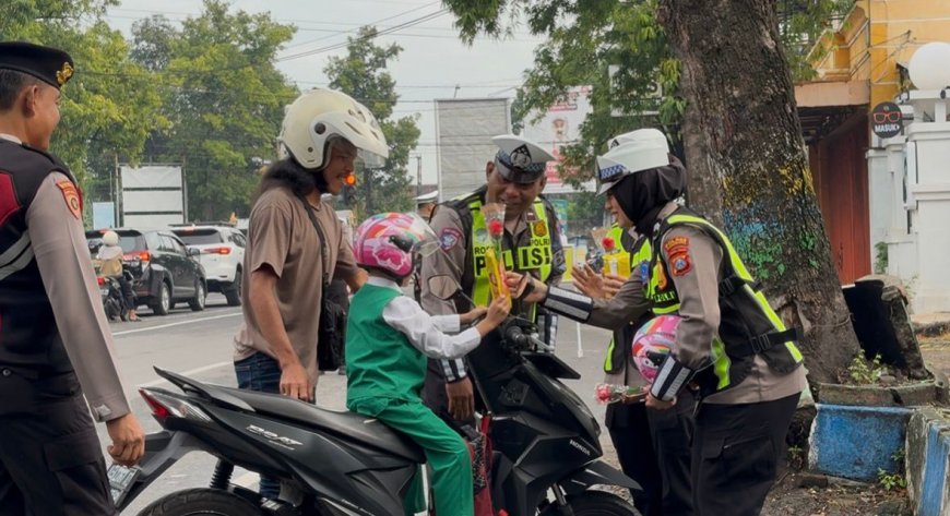 Operasi Keselamatan Semeru Polres Ponorogo Beri Hadiah Helm dan Cokelat Pengendara Tertib