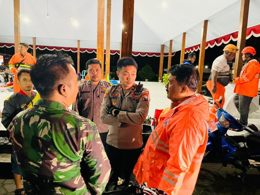 Polres Jember Evakuasi Korban Banjir di Rambipuji Pastikan Bantuan Tersalurkan