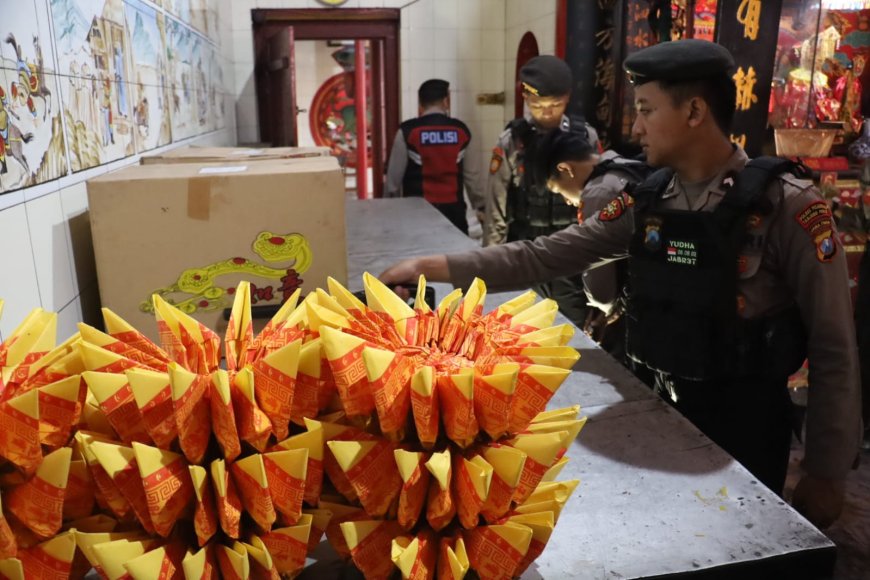 Polres Pelabuhan Tanjungperak Sterilisasi Klenteng Jelang Perayaan Imlek