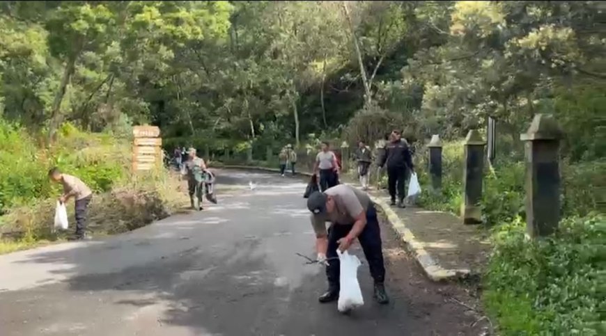 Gerakan Indonesia Asri, Polres Probolinggo Bersih - bersih Lokasi Wisata Bromo