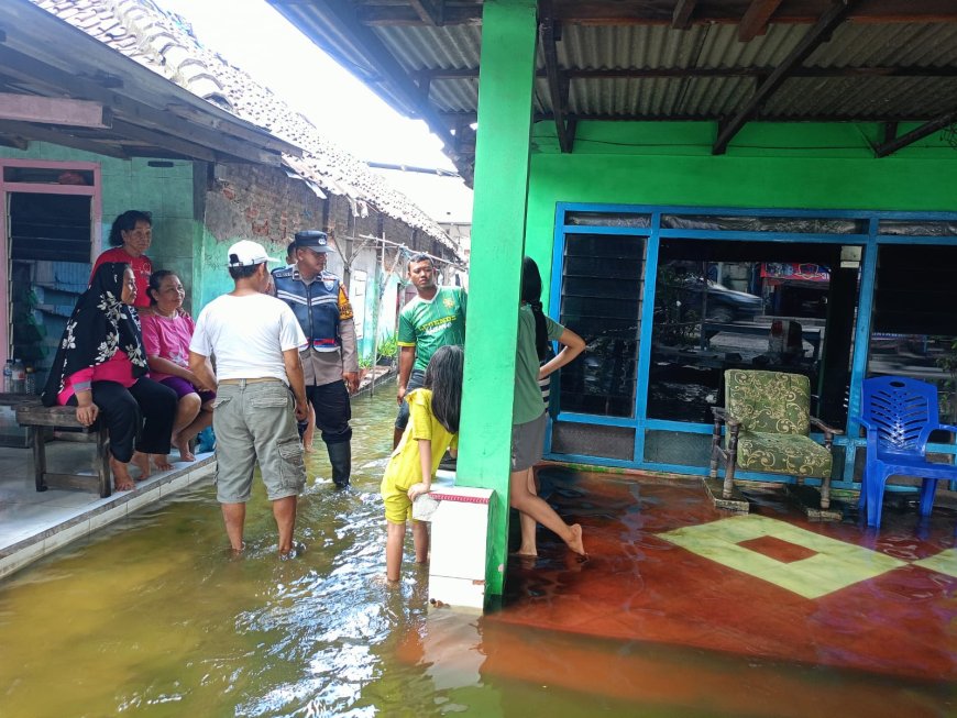Polresta Sidoarjo Salurkan Bantuan Sembako Untuk Warga Terdampak Banjir di Dusun Dodokan