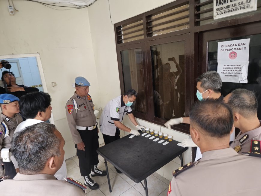 Mendadak! Polres Madiun Gelar Test Urine Bagi PJU dan Kapolsek, Wujudkan Zero Narkoba