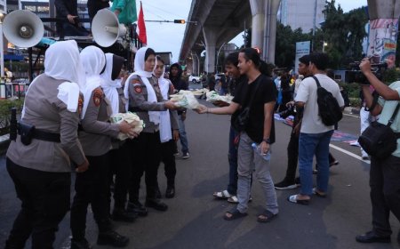 Sejukkan Ramadhan, Polda Metro Jaya Kedepankan Pendekatan Humanis Dan Tim Sholawat Dalam Pelayanan Penyampaian Aspirasi Mahasiswa