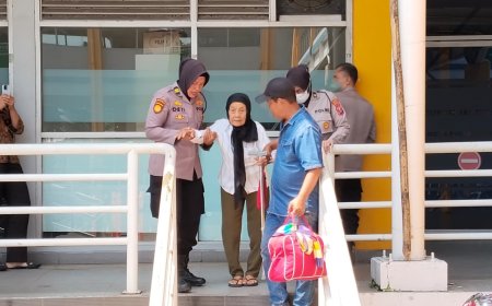 Layanan Humanis Polwan Polresta Sidoarjo Bantu Lansia di Terminal Purabaya Saat Arus Mudik