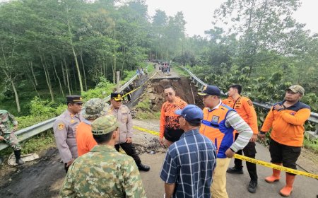 Polres Probolinggo Beri Bantuan Pipa Air Bersih Pascalongsor di Lumbang