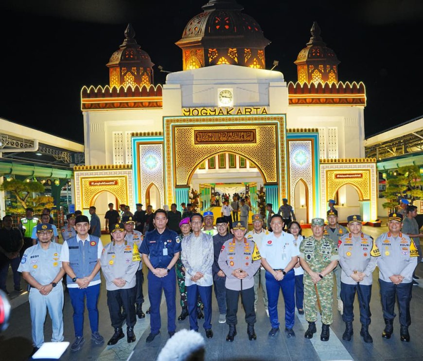 Tinjau Stasiun Tugu DIY, Kapolri Pastikan Puncak Arus Mudik Berjalan Aman