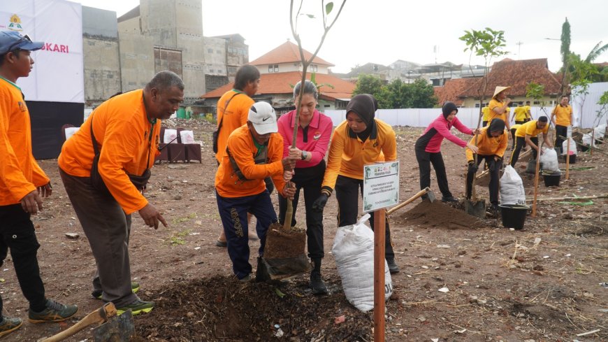 Bhayangkari Polrestabes Surabaya Hijaukan Lingkungan Asrama Polisi Koblen